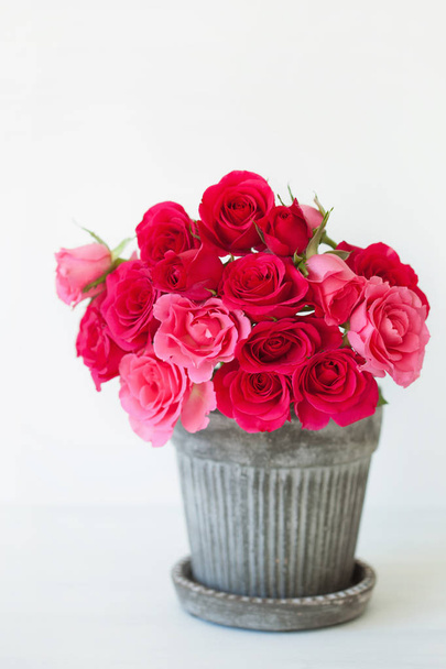 beautiful red rose flowers bouquet in vase over white - Valokuva, kuva