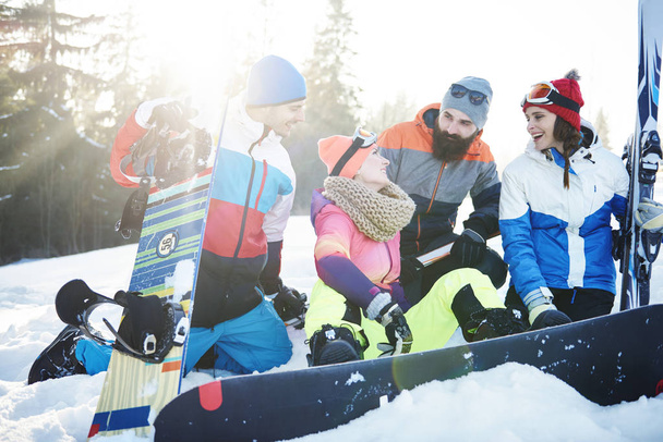 Группа улыбающихся сноубордистов развлекается
 - Фото, изображение