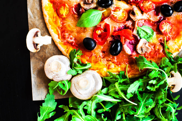 Classic Pizza with Pepperoni Sausage  - Valokuva, kuva