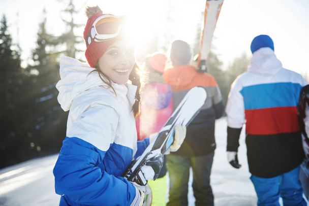 Молодые люди сноубордистов на снежном холме
 - Фото, изображение