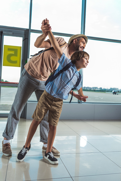 father and kid in airport - Foto, imagen