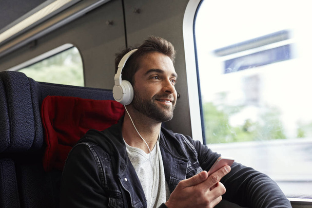 Happy guy listening to headphones - Valokuva, kuva
