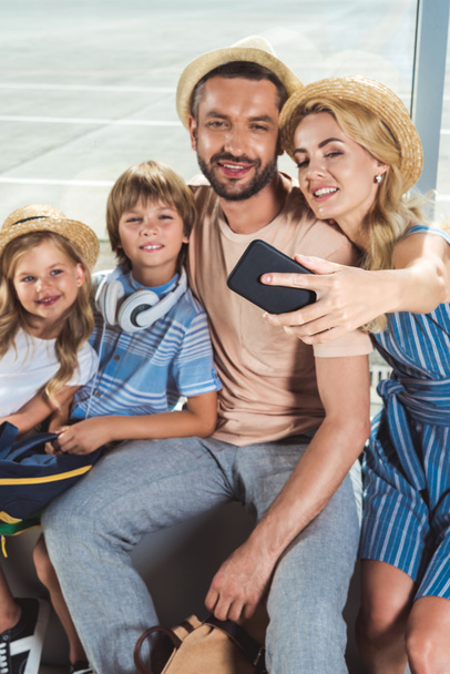 Szczęśliwa rodzina biorąc selfie w Lotnisko - Zdjęcie, obraz