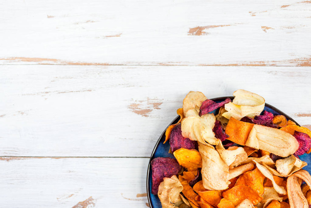 Bol de collation saine à partir de chips de légumes, chips
 - Photo, image