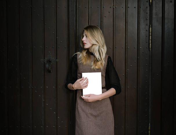 Woman holding a blank sheet for writing. - Fotoğraf, Görsel