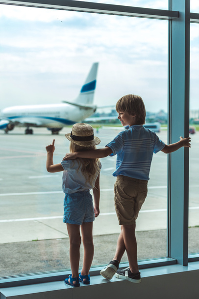 Havaalanında pencere bakarak çocuklar - Fotoğraf, Görsel