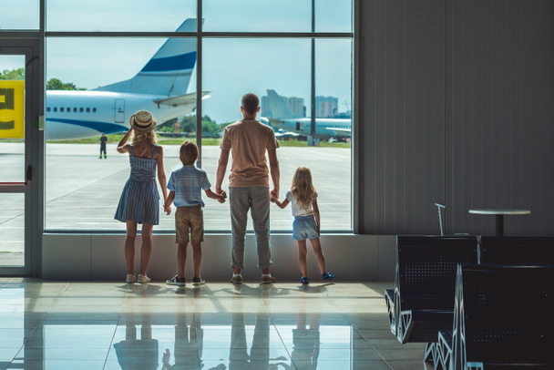 family looking out window in airport - Fotografie, Obrázek
