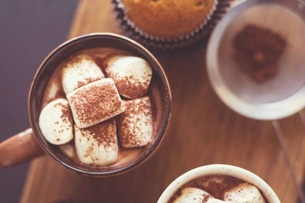Cups with hot chocolate with marshmallow and muffins  - Valokuva, kuva