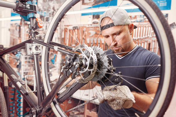 Bicycle mechanic in a workshop in the repair process - Foto, afbeelding