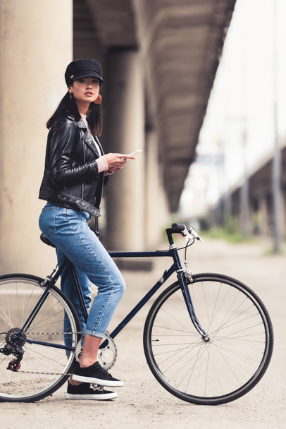 kobieta na rower z smartphone - Zdjęcie, obraz