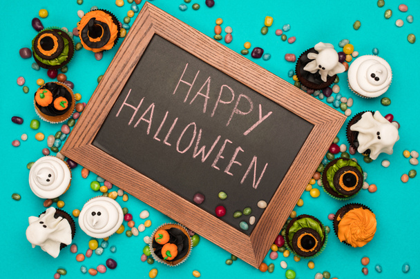 cupcakes y tablero de Halloween
 - Foto, imagen