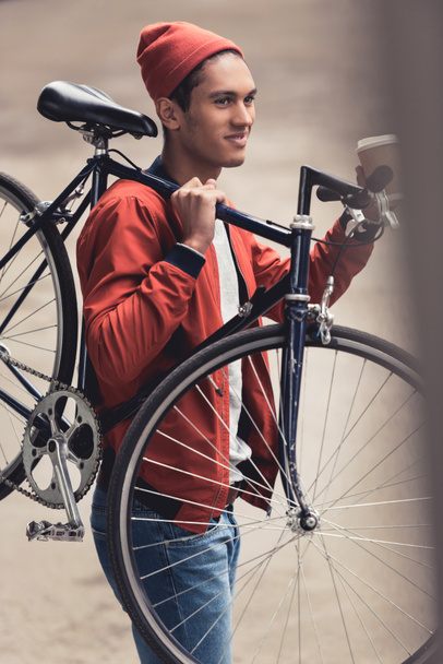 kahve içme Bisiklet adamla gitmek - Fotoğraf, Görsel