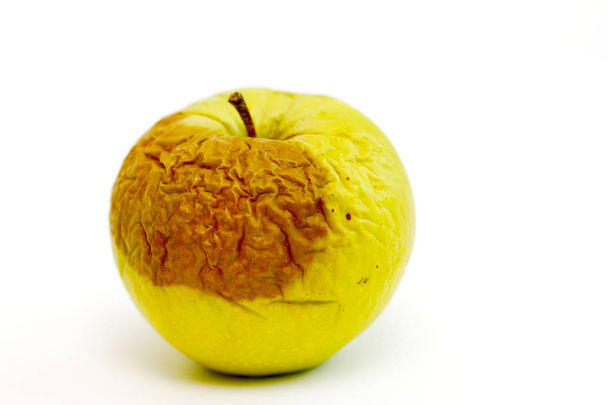 verteerde appel geïsoleerd op witte achtergrond - Foto, afbeelding