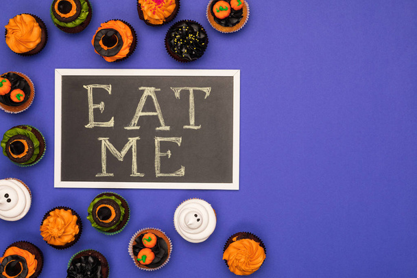 halloween cupcakes and eat me inscription  - Фото, изображение