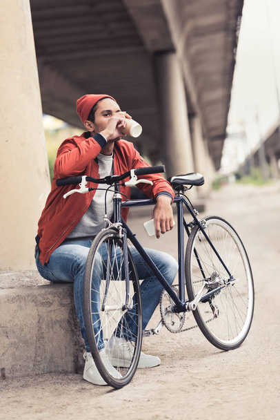 άνθρωπος με ποδήλατο, πίνοντας τον καφέ να πάμε - Φωτογραφία, εικόνα
