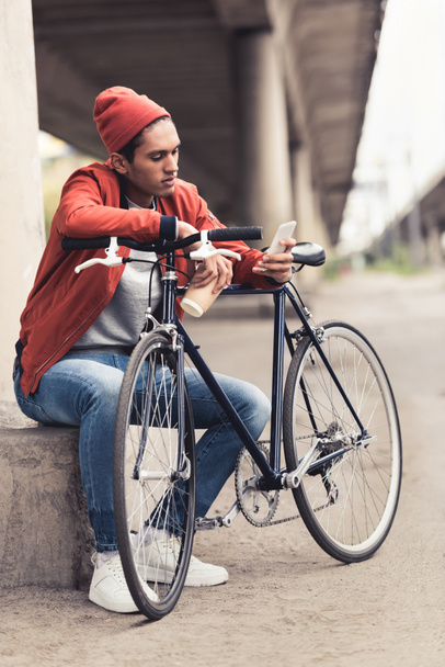 hombre con bicicleta usando smartphone
 - Foto, Imagen