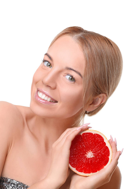 woman posing with half of grapefruit - Foto, Bild