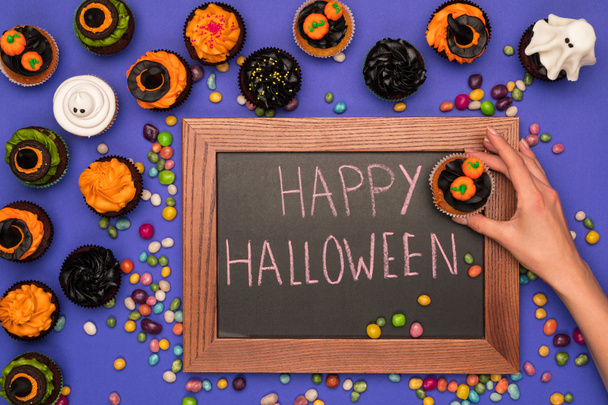 cupcakes y tablero de Halloween
   - Foto, imagen