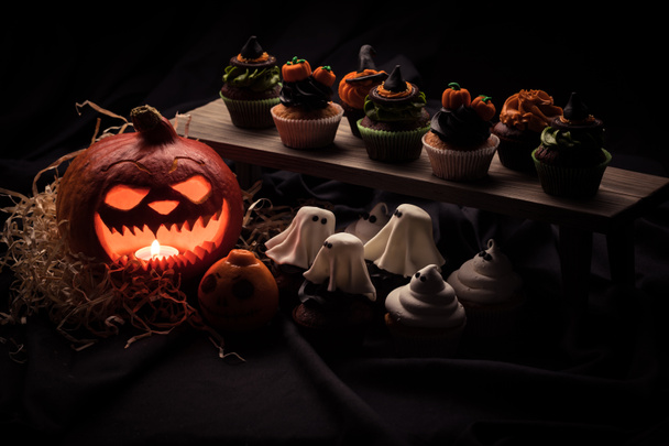 halloween cupcakes and pumpkin - Фото, изображение