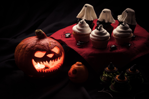 Halloween cakejes en pompoen  - Foto, afbeelding
