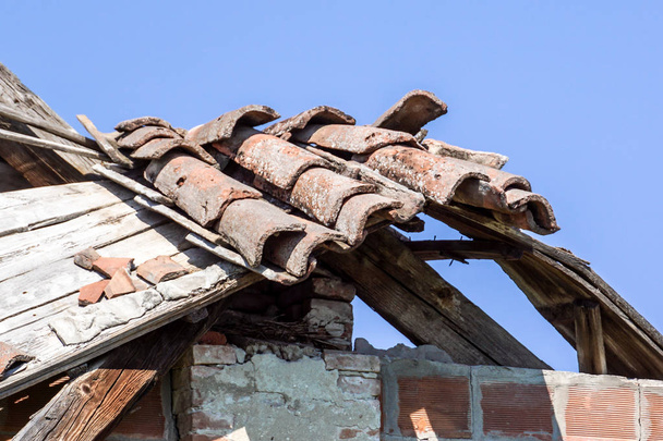 瓦屋根の損傷や修復の必要な - 写真・画像
