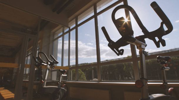 A belső modern fitness Club edzőterem biciklis szimulátorok - Fotó, kép