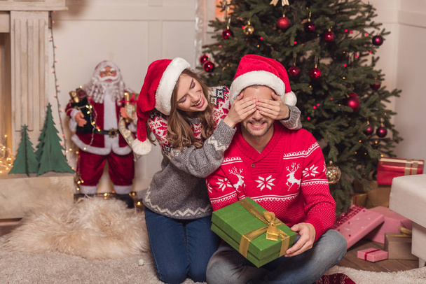 couple with christmas present - Foto, Imagen