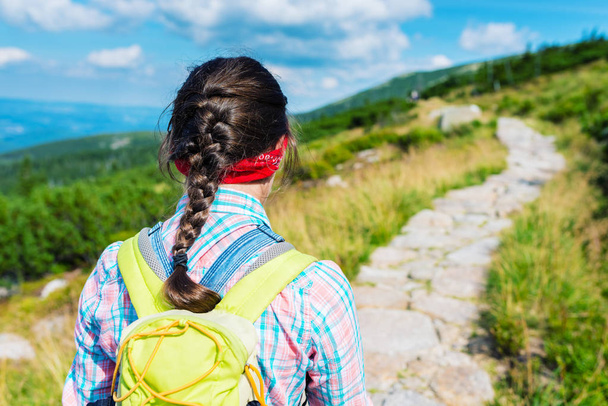 Пішохідна дівчина в горах
 - Фото, зображення