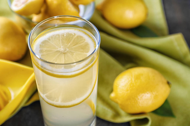 Composition avec un verre de jus de citron
  - Photo, image