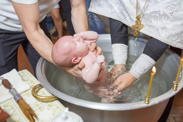 Abbe bendiciendo a un niño en el bautismo (bautizo) cerem
 - Foto, imagen
