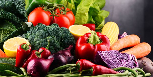 Composição com variedade de vegetais orgânicos crus e frutas
 - Foto, Imagem