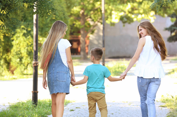 lesbian mothers and foster son - Foto, Bild