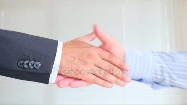 ビジネス握手。二人の男は、手を振る。4 k、スローモーション - 映像、動画