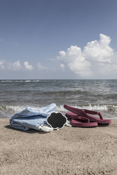 Lato na tle z klapki i ręcznik na plaży - Zdjęcie, obraz