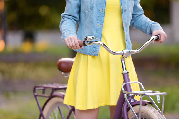  Młoda kobieta z rowerem - Zdjęcie, obraz