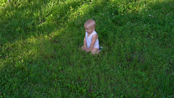 μωράκι κάθεται στο γρασίδι hd - Πλάνα, βίντεο