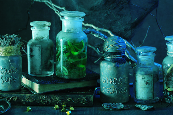 vasi farmacia strega pozioni magiche decorazione di Halloween - Foto, immagini