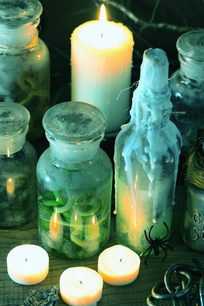 boszorkány patikus befőttesüvegek mágikus italok halloween dekoráció - Fotó, kép