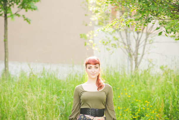 Mujer posando en hierba verde
  - Foto, Imagen