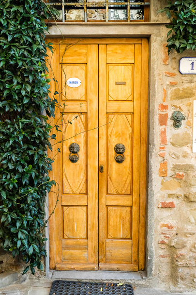 porta in legno in un villaggio italiano
 - Foto, immagini
