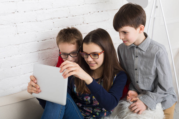 Niños en gafas con tableta, adicción a la computadora
 - Foto, Imagen
