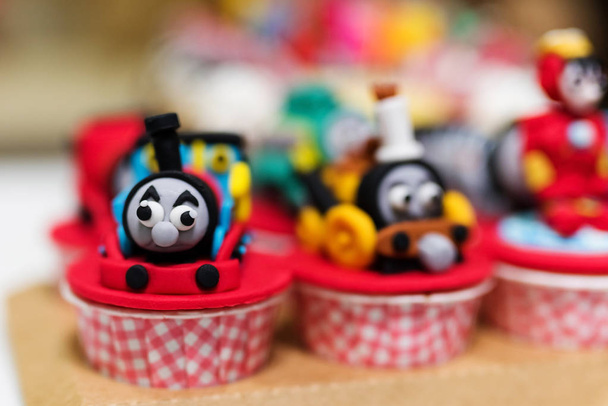 Cupcake mit Thomas Eisenbahn-Modell  - Foto, Bild