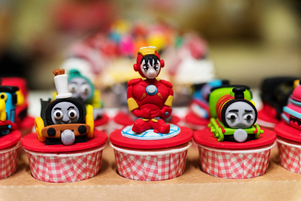 cupcake met beroemde tekenfilm film modellen - Foto, afbeelding