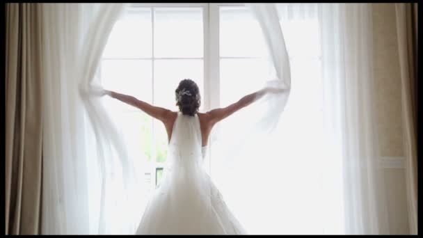 Braut öffnet Vorhänge - Filmmaterial, Video