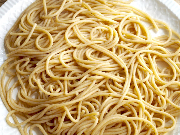 Варені цілі зернові спагетті
 - Фото, зображення