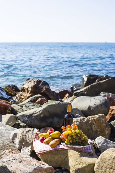 syksyn sato - viini, viinirypäleet ja hedelmät meren rannalla
 - Valokuva, kuva