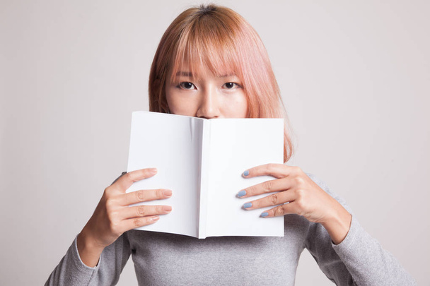 Young Asian woman with a book. - Foto, afbeelding