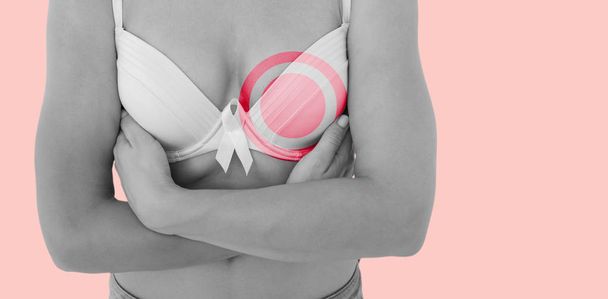 Mulher no sutiã com fita de consciência de câncer de mama
 - Foto, Imagem