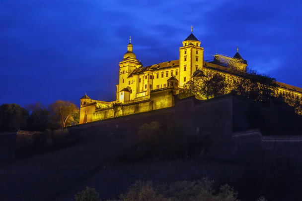 ドイツ、ヴュルツブルクのマリエンベルク要塞の眺め - 写真・画像