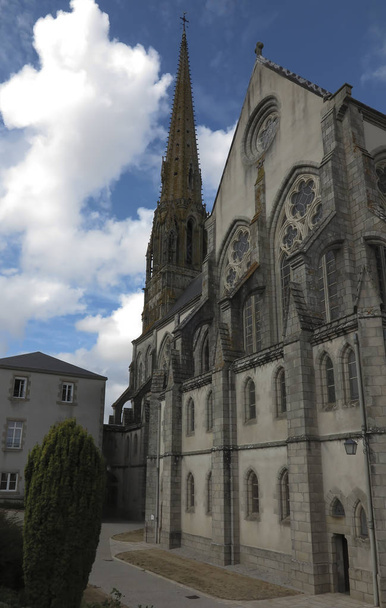 Часовня монастыря Дочерей Мудрости в Сен-Лоран-сюр-Свр
 - Фото, изображение